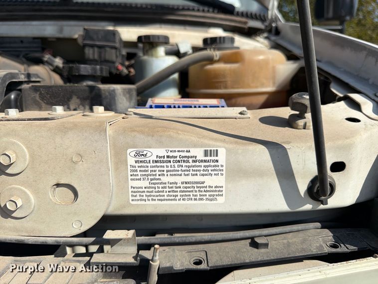 image for item DT3066 2006 Ford E350 Super Duty shuttle bus