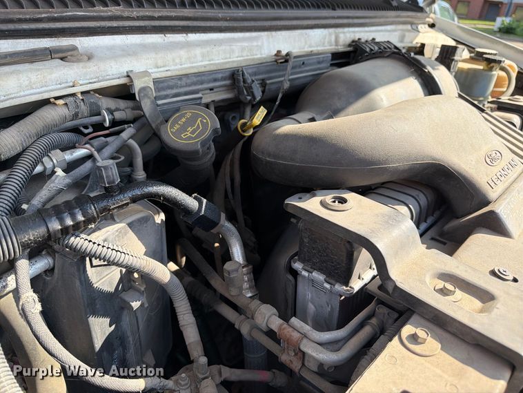 image for item DT3066 2006 Ford E350 Super Duty shuttle bus