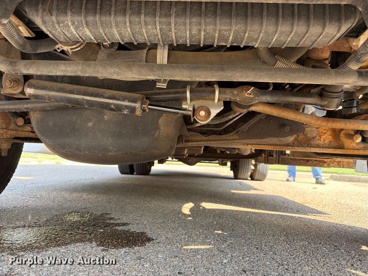 image for item DT3066 2006 Ford E350 Super Duty shuttle bus