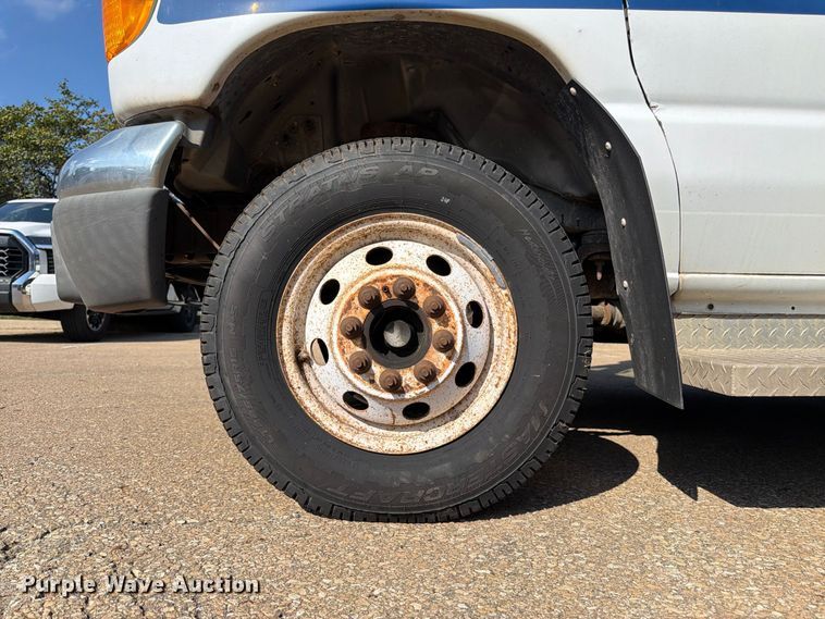 image for item DT3066 2006 Ford E350 Super Duty shuttle bus