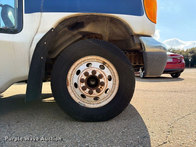 image for item DT3066 2006 Ford E350 Super Duty shuttle bus