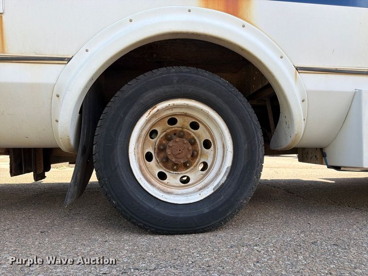 image for item DT3066 2006 Ford E350 Super Duty shuttle bus