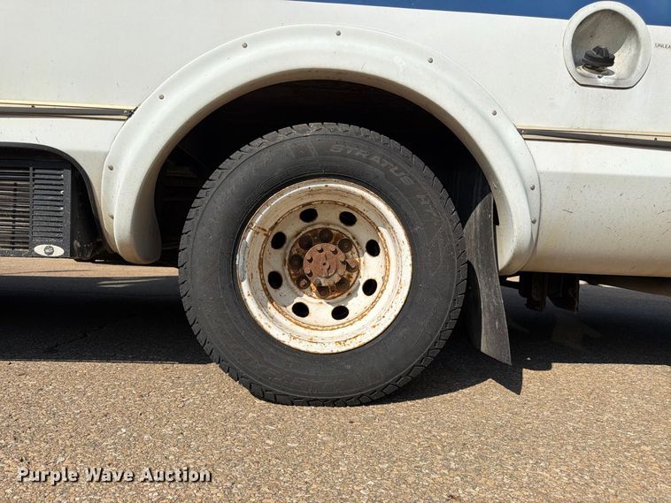 image for item DT3066 2006 Ford E350 Super Duty shuttle bus