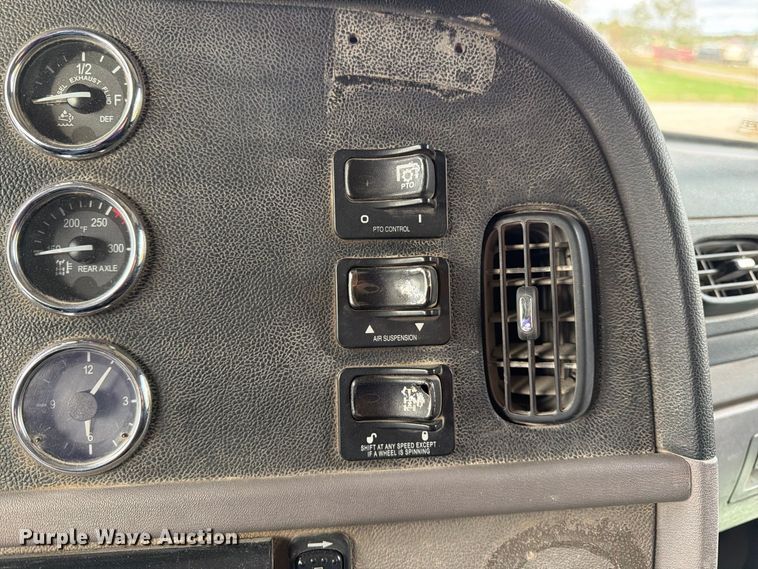 image for item DT3076 2012 Peterbilt 388 dump truck