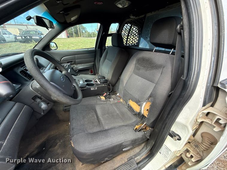 image for item DT6742 2005 Ford Crown Victoria Police Interceptor 