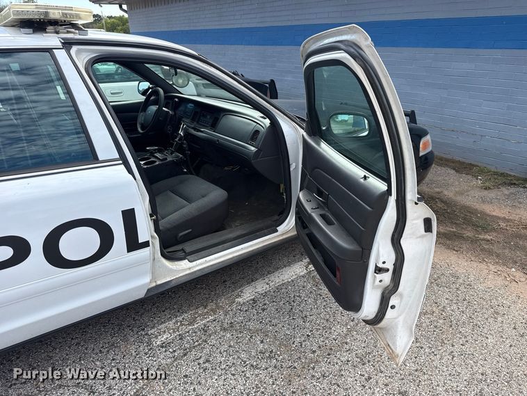 image for item DT6742 2005 Ford Crown Victoria Police Interceptor 