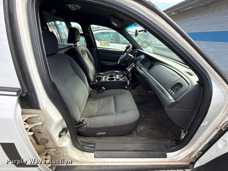 image for item DT6742 2005 Ford Crown Victoria Police Interceptor 