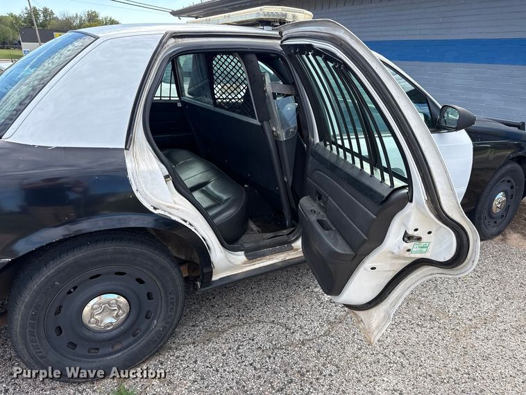 image for item DT6742 2005 Ford Crown Victoria Police Interceptor 