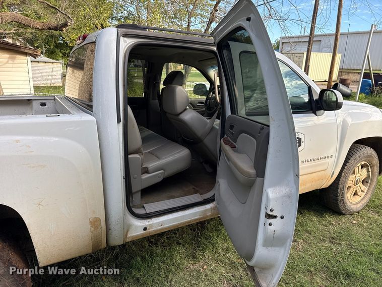 image for item DT6744 2007 Chevrolet Silverado 1500 Crew Cab pickup truck