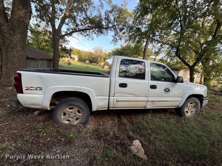 image for item DT6745 2004 Chevrolet Silverado 1500 Crew Cab pickup truck
