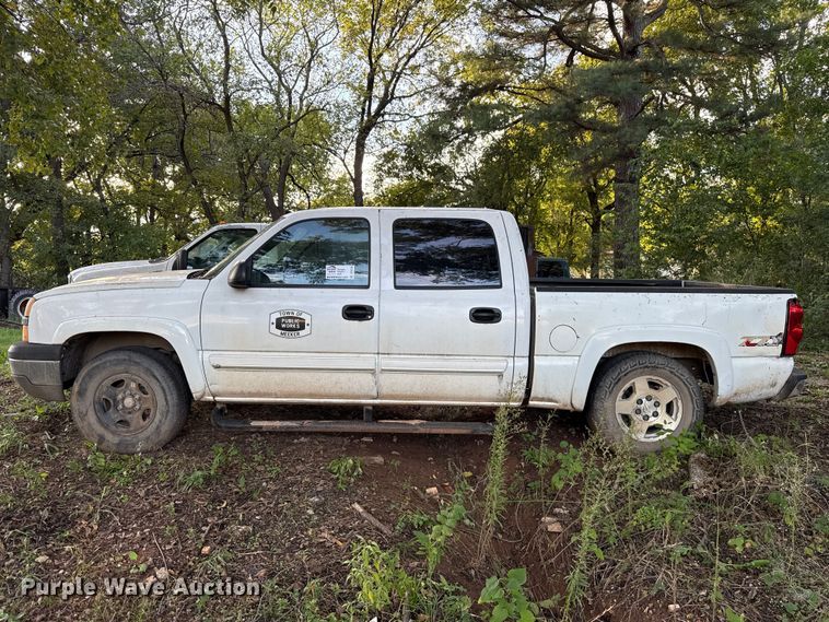 image for item DT6745 2004 Chevrolet Silverado 1500 Crew Cab pickup truck
