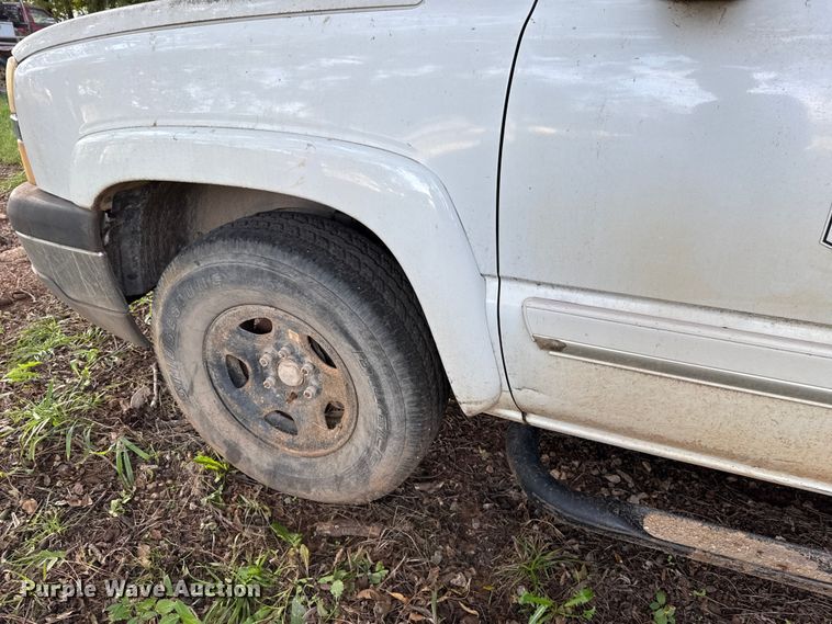 image for item DT6745 2004 Chevrolet Silverado 1500 Crew Cab pickup truck