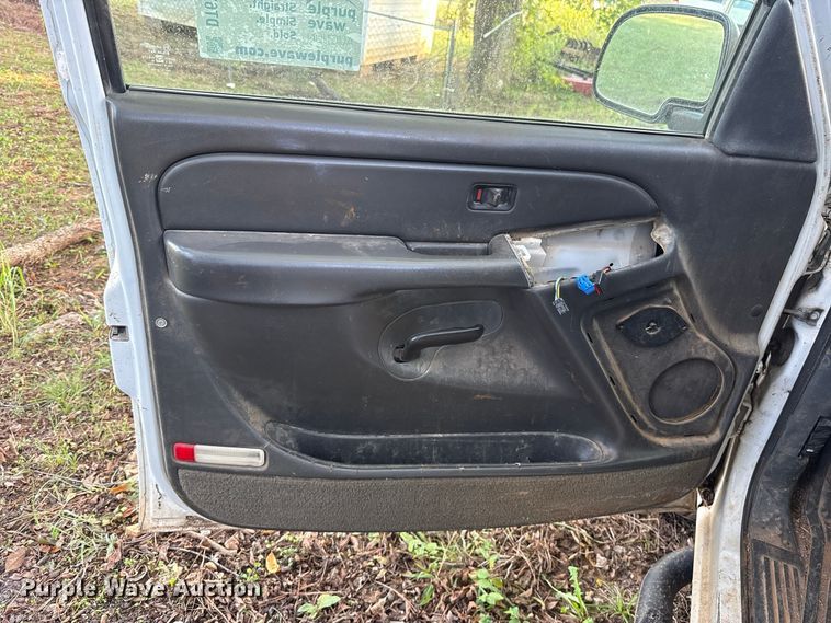 image for item DT6745 2004 Chevrolet Silverado 1500 Crew Cab pickup truck