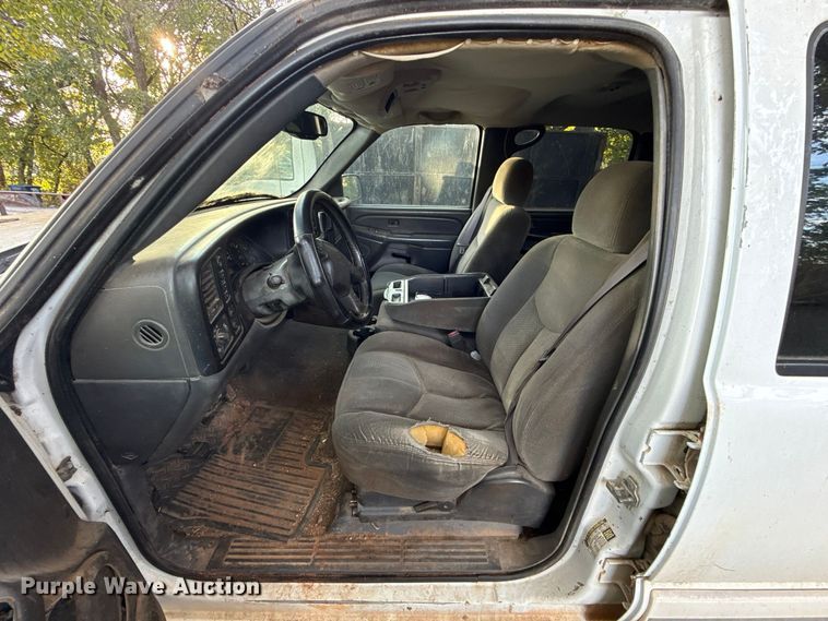 image for item DT6745 2004 Chevrolet Silverado 1500 Crew Cab pickup truck