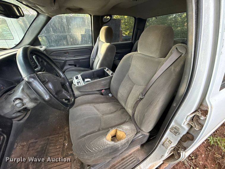 image for item DT6745 2004 Chevrolet Silverado 1500 Crew Cab pickup truck