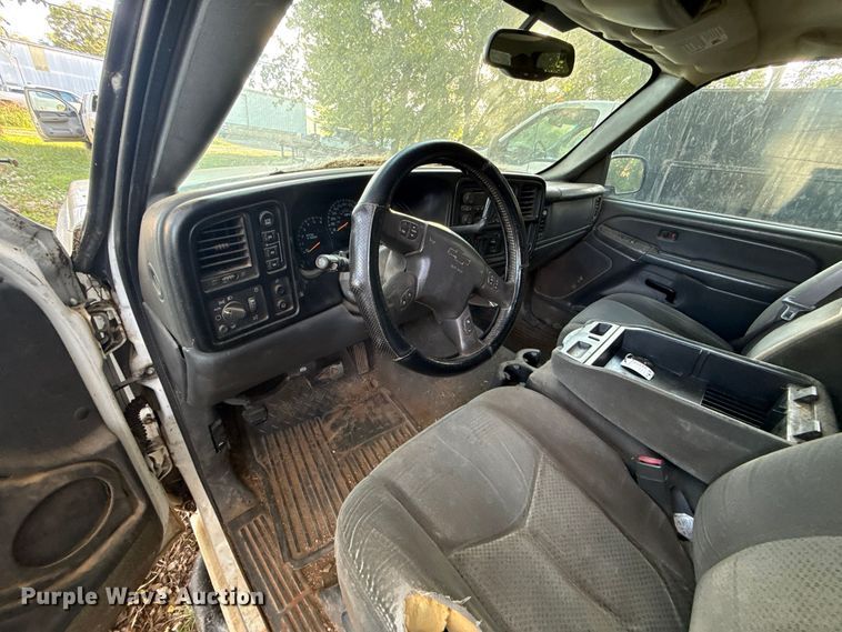 image for item DT6745 2004 Chevrolet Silverado 1500 Crew Cab pickup truck