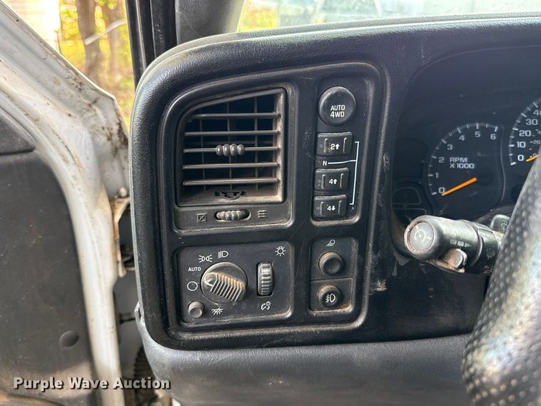 image for item DT6745 2004 Chevrolet Silverado 1500 Crew Cab pickup truck