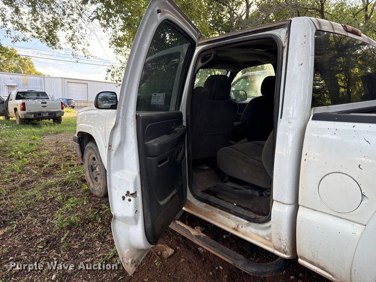 image for item DT6745 2004 Chevrolet Silverado 1500 Crew Cab pickup truck