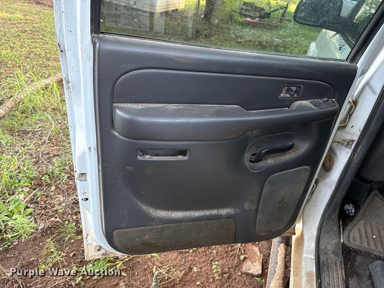 image for item DT6745 2004 Chevrolet Silverado 1500 Crew Cab pickup truck