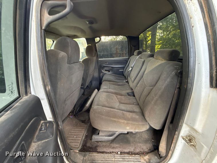 image for item DT6745 2004 Chevrolet Silverado 1500 Crew Cab pickup truck