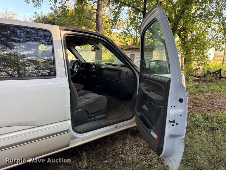image for item DT6745 2004 Chevrolet Silverado 1500 Crew Cab pickup truck