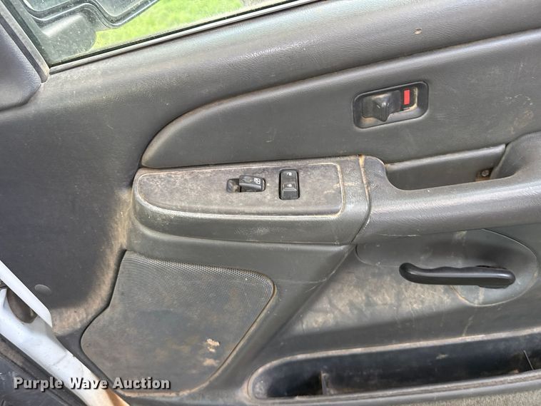 image for item DT6745 2004 Chevrolet Silverado 1500 Crew Cab pickup truck