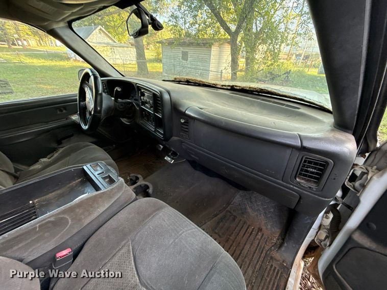 image for item DT6745 2004 Chevrolet Silverado 1500 Crew Cab pickup truck