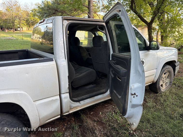 image for item DT6745 2004 Chevrolet Silverado 1500 Crew Cab pickup truck