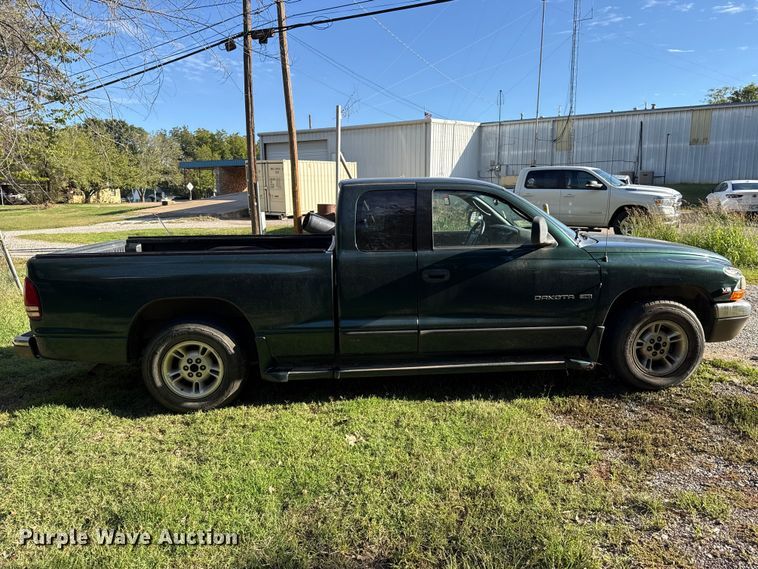 image for item DT6746 2000 Dodge Dakota Ext. Cab pickup truck