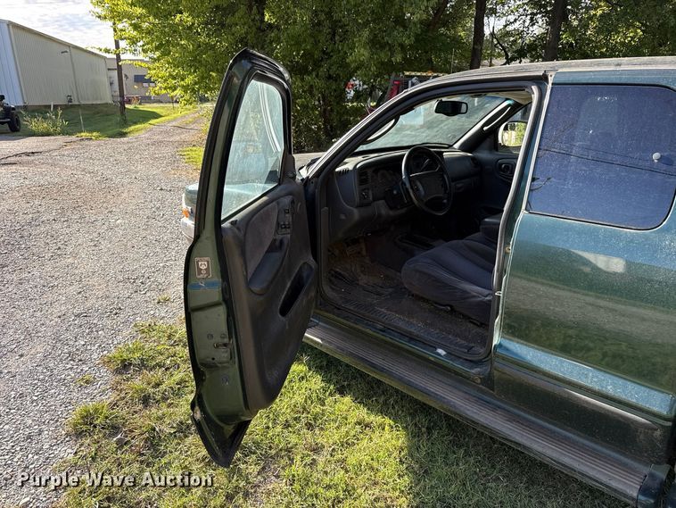 image for item DT6746 2000 Dodge Dakota Ext. Cab pickup truck