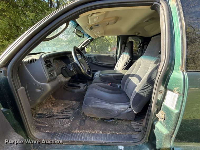 image for item DT6746 2000 Dodge Dakota Ext. Cab pickup truck