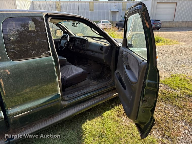 image for item DT6746 2000 Dodge Dakota Ext. Cab pickup truck