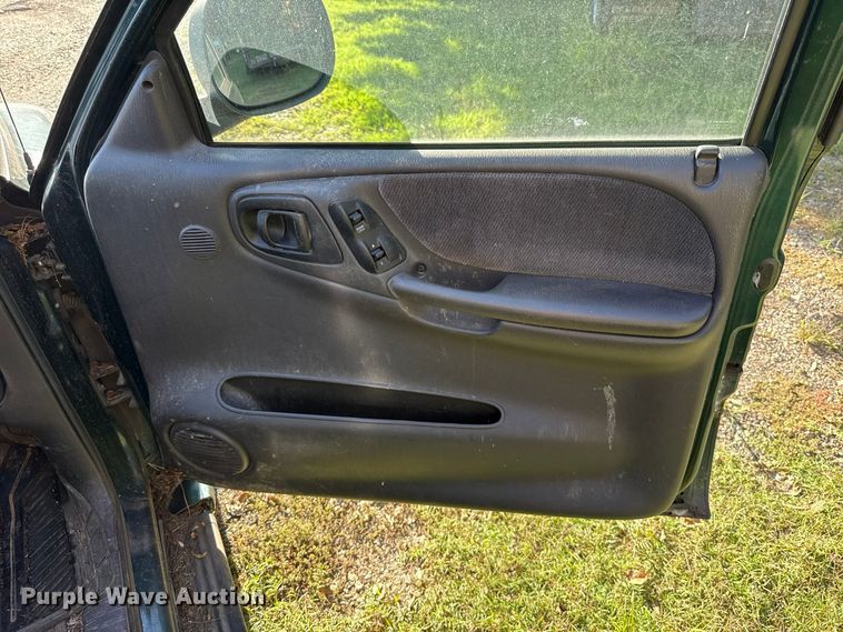 image for item DT6746 2000 Dodge Dakota Ext. Cab pickup truck