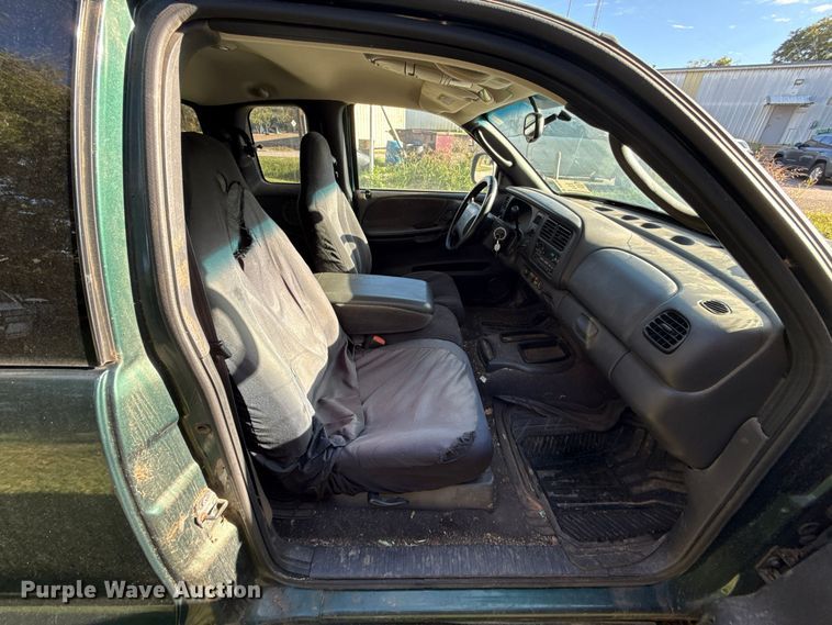 image for item DT6746 2000 Dodge Dakota Ext. Cab pickup truck
