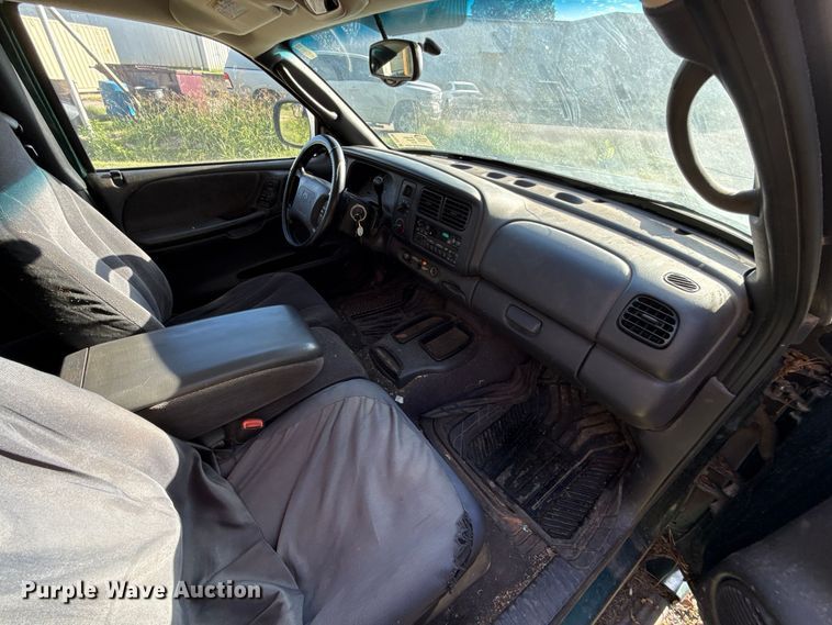 image for item DT6746 2000 Dodge Dakota Ext. Cab pickup truck