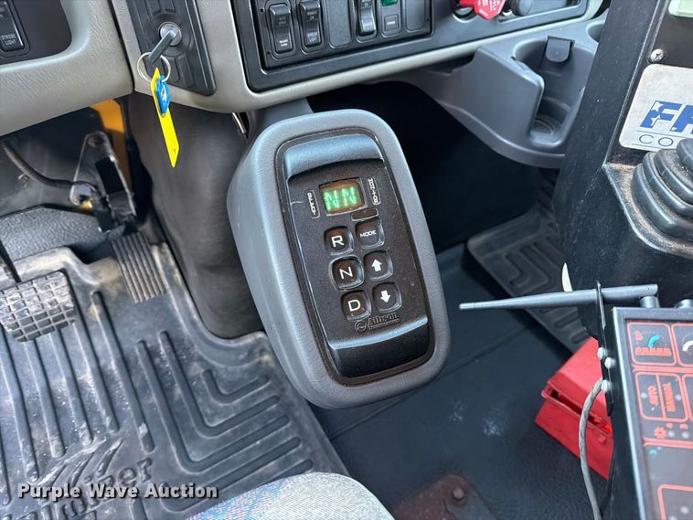 image for item DZ4945 2014 International 7500 dump truck