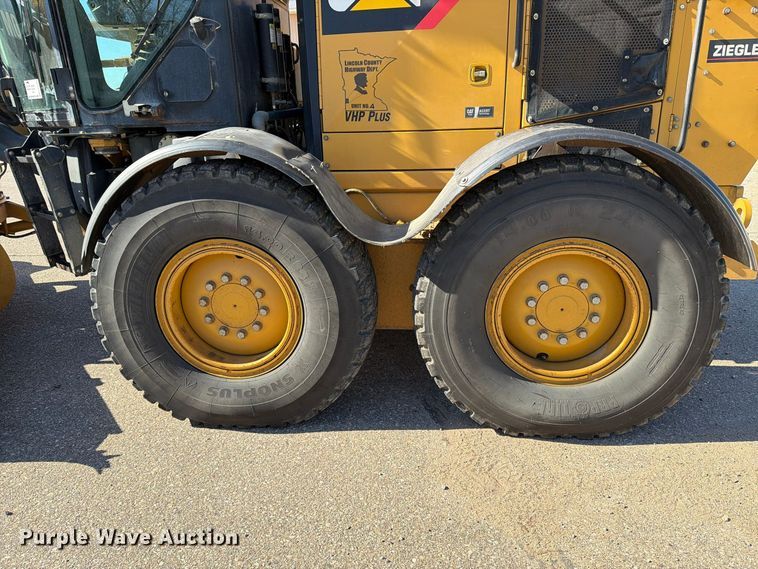 image for item EA0596 2010 Caterpillar 140M motor grader