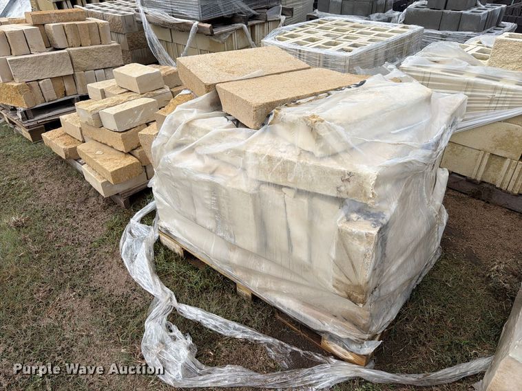 image for item EI7816 Approximately 7 pallets of decorative limestone rock