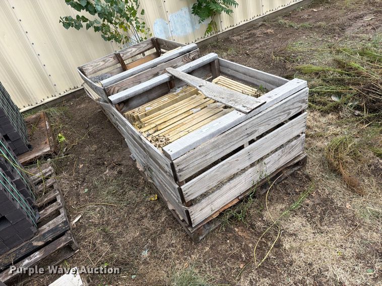 image for item EI7835 Approximately 2 pallets of limestone decorative rock