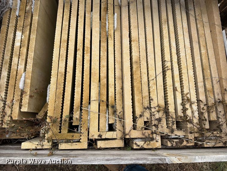 image for item EI7835 Approximately 2 pallets of limestone decorative rock