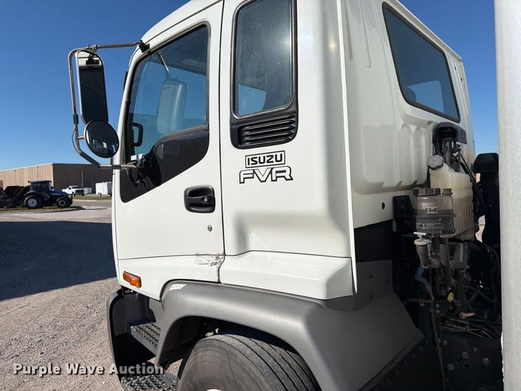 image for item EP7924 2009 Isuzu FTR box truck