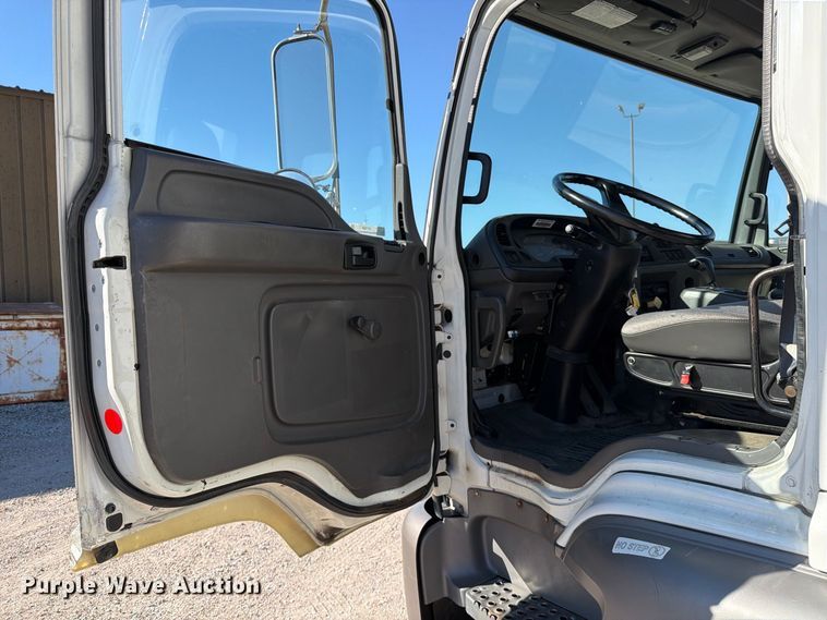 image for item EP7924 2009 Isuzu FTR box truck