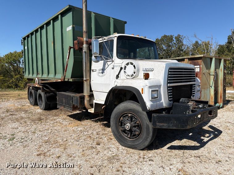 image for item ER3472 1983 Ford LNT9000 roll-off container truck