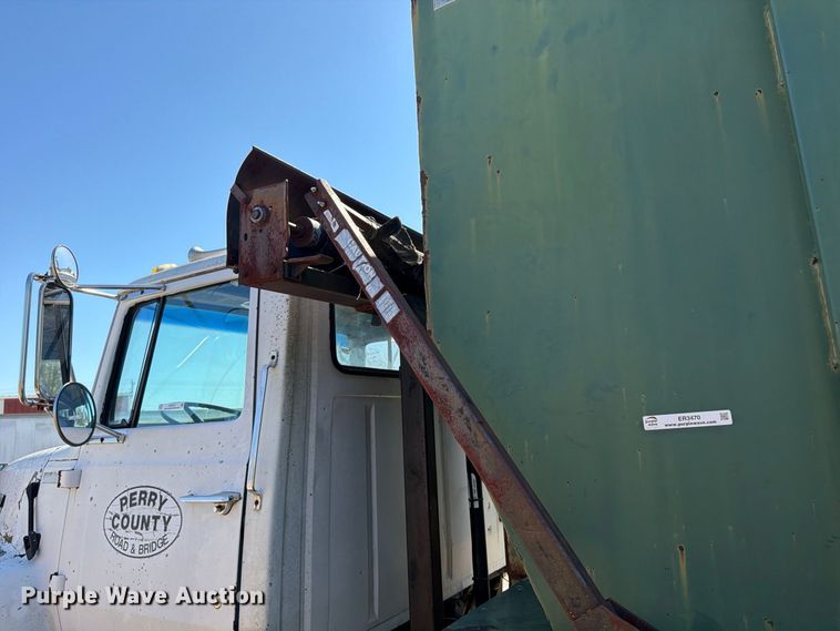 image for item ER3472 1983 Ford LNT9000 roll-off container truck