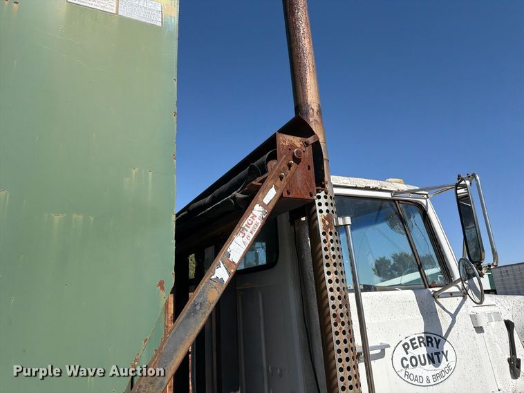 image for item ER3472 1983 Ford LNT9000 roll-off container truck