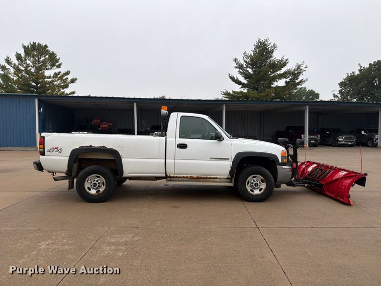 image for item EV7034 2004 GMC Sierra 2500HD pickup truck