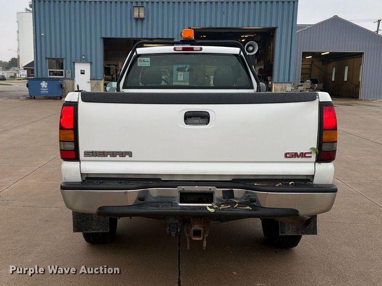 image for item EV7034 2004 GMC Sierra 2500HD pickup truck