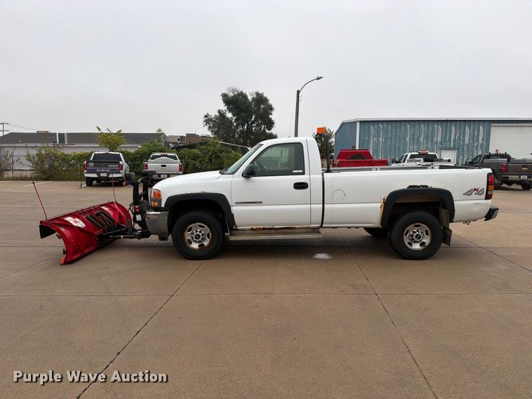 image for item EV7034 2004 GMC Sierra 2500HD pickup truck