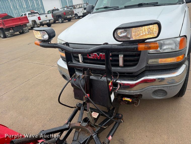 image for item EV7034 2004 GMC Sierra 2500HD pickup truck