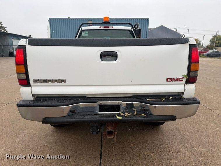 image for item EV7034 2004 GMC Sierra 2500HD pickup truck